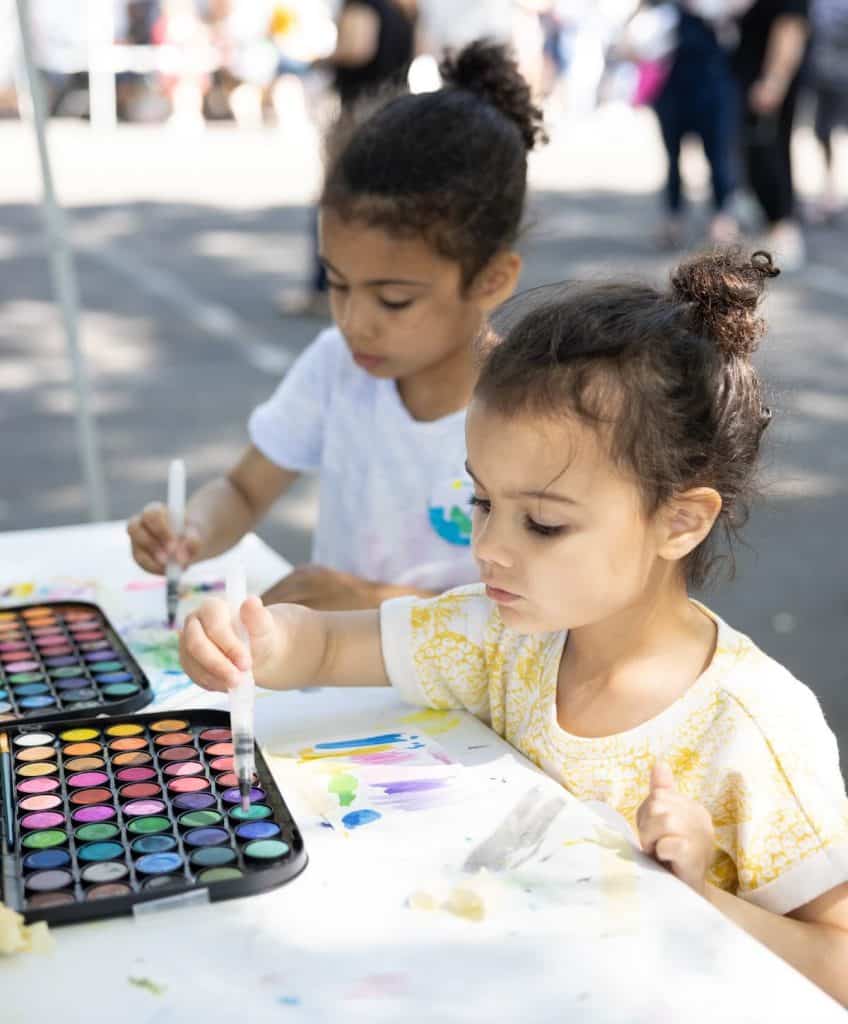children painting