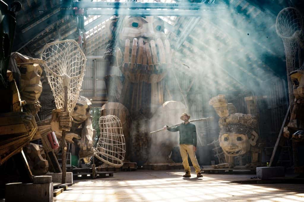 Thomas Dambo and trolls in barn