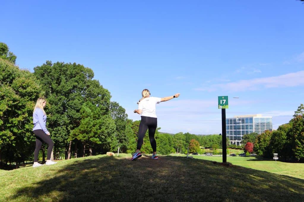 2 women looking at map of disc golf course